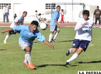 Una acción del partido que jugaron ayer EM Huanuni y San José