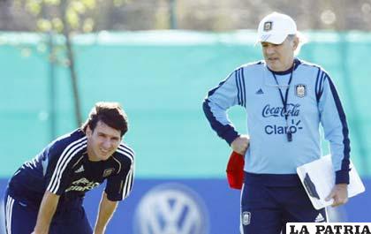Messi junto al entrenador Sabella (foto: elpopular.com)