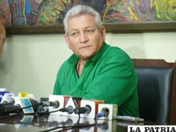 El gobernador de Santa Cruz, no asistirá a la fiscalía en La Paz