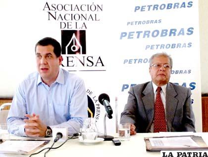 Juan León Cornejo, y Álvaro Bazán Auza, el momento de la presentación de la convocatoria del Premio Nacional de Periodismo