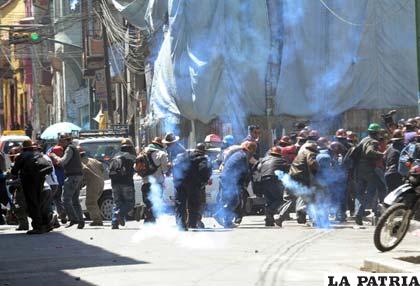 Mineros de Colquiri, en la gasificación, el día que llegaron a La Paz (Foto APG)