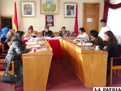 La sesión del Concejo Municipal en la que se aprobó el POA 2013