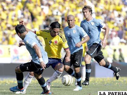 Falcao intenta sortear a sus adversarios (foto: foxsportsla.com)