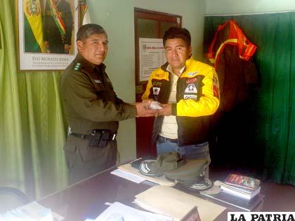 Luis Martínez entrega las fichas de la kermesse al coronel Mendoza