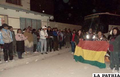 Doña Faustina pide justicia junto a sus vecinos