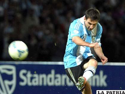 Lionel Messi anotó el tercero de la selección argentina (foto: foxsportsla.com)