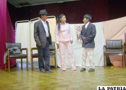 Estudiantes de colegio presentan obras de teatro sobre la violencia