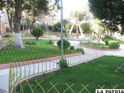 Algunos parques y plazas se convierten en “cantina” de jóvenes (Foto archivo)