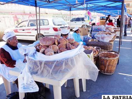 Panificadores mostraron la variedad de panes que se hace en Oruro