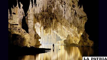 El fotógrafo John Spies se ha dedicado a registrar gráficamente 85 cavernas impresionantes en Tailandia, país donde vive. En la foto, la caverna de Tham Lod, en Pang Mapha, en el norte del país /Foto: John Spies/Barcroft.