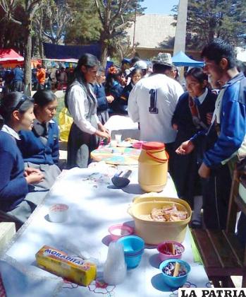 Estudiantes de la Unidad Educativa “Nacional Bolivia”