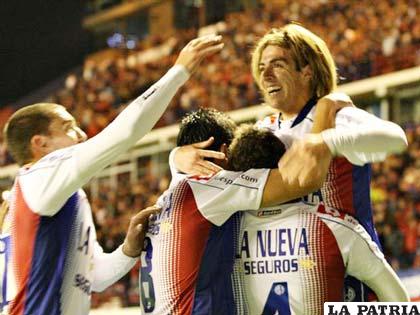 Celebración de los jugadores de San Lorenzo que vencieron a Colón (foto: foxsportsla.com)