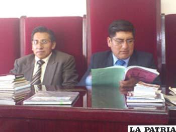 Agustín Flores Calle y Willy Calle Mamani, jueces del Tribunal de Sentencia Nº 2