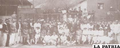 Deportistas y dirigentes del Oruro Tenis Club en 1942