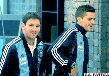 Lionel Messi y Fernando Gago jugadores de la selección argentina (foto: foxsportsla)