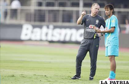 Menezes el entrenador brinda algunas indicaciones a Neymar  (foto: prensalatina.com)