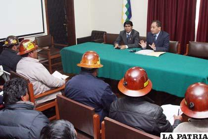 Los cooperativistas mineros de Colquiri se sentaron a dialogar con el Gobierno, sus medidas están en cuarto intermedio (APG)