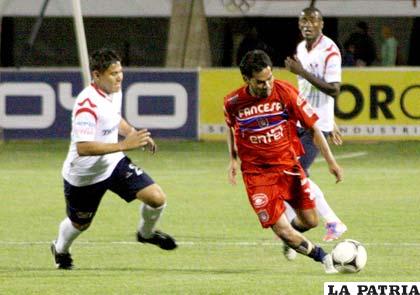 Bejarano, de Universitario, domina el balón (foto: APG)