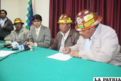 Firma del convenio entre el Gobierno y la Fedecomin