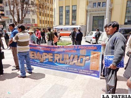 Los afectados del avasallamiento protestaron en la plaza 10 de Febrero