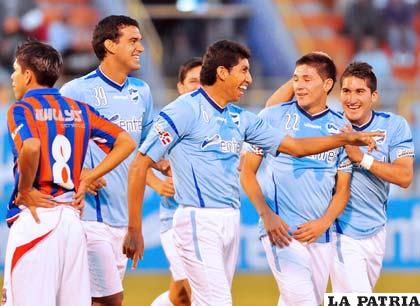 Jugadores de Aurora con la mentalidad puesta en la Copa Sudamericana (foto: APG)