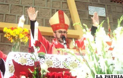 El Obispo de la Diócesis de Oruro, Monseñor Cristóbal Bialasik en la misa de acción de gracias en Cala Cala