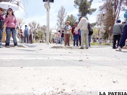 Los ciudadanos vieron cómo se dañó la acera de la plaza principal 10 de Febrero