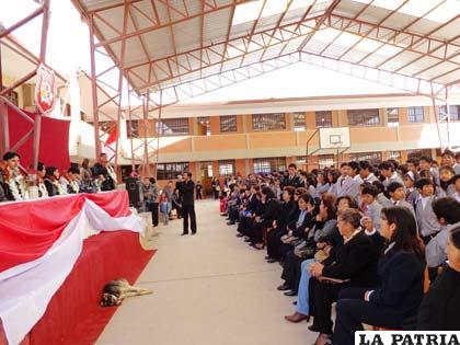 Ceremonia en el Unidad “José María Sierra Galvarro”, de fondo la nueva infraestructura