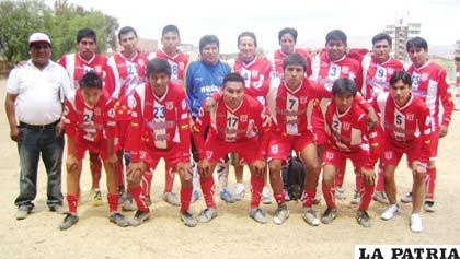 Jugadores del equipo de Toluca que participa en el torneo de residentes de Poopó en Cochabamba 