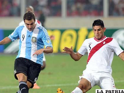 Gonzalo Higuaín (Argentina) y Carlos Zambrano (Perú) (foto: foxsportsla.com)