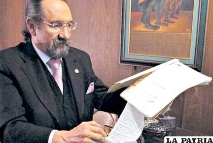 El abogado orureño Reynaldo Peters Arzabe y su Habeas Corpus en papel higiénico