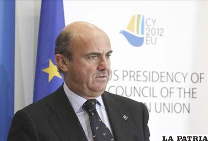 El ministro español de Economía, Luis de Guindos, ofrece una rueda de prensa tras la reunión de los ministros de Economía de la UE (Ecofin) /EFE