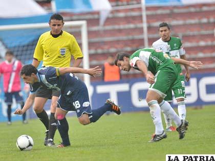 Walter Flores domina el balón ante la mirada de sus adversarios (foto: APG)