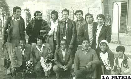 Integrantes del Círculo de Periodistas Deportivos de Oruro en La Paz en 1979 (Esteban Hugo Flores el penúltimo de los parados)