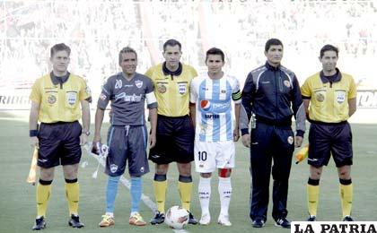 Los capitanes de Aurora y Deportivo Quito en el partido de ida (foto: APG)
