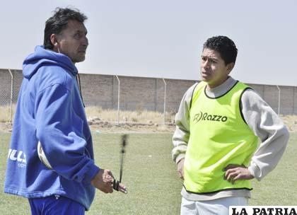 El D.T. Marco Ferrufino y el goleador de la Liga, Carlos Saucedo conversan después de la práctica