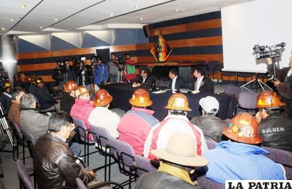 Reunión entre mineros y autoridades de Gobierno (ABI)