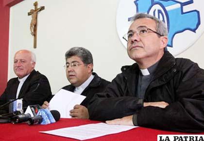 Óscar Aparicio, Eugenio Scarpellini y José Fuentes representantes de la Conferencia Episcopal de Bolivia /lostiempos.com