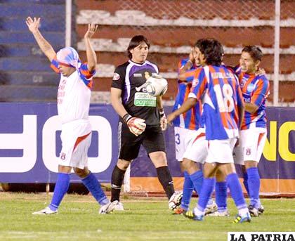 Los jugadores de La Paz FC tienen la obligación de vencer el partido (foto: APG)