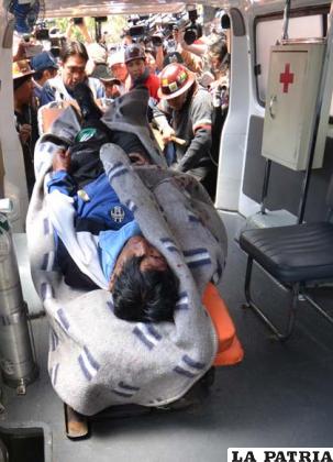 Otro herido es evacuado en ambulancia