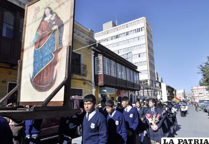 Estudiantes llevan en sus hombros a la Mamita del Socavón, previo a la entrada VISO