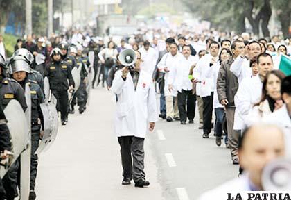 Médicos del Perú salen a las calles pidiendo incremento salarial /elopositor-chilenoopositor.blogspot.com