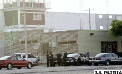 Agentes federales vigilan el exterior del penal de Piedras Negras /laprensasa.com