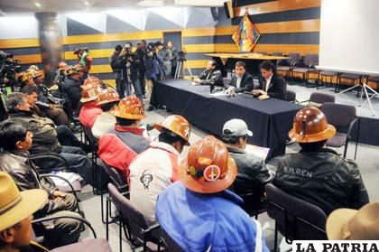 Hoy se reúnen nuevamente los mineros asalariados y cooperativistas con representantes del gobierno en busca de solucionar el conflicto de Colquiri /ABI