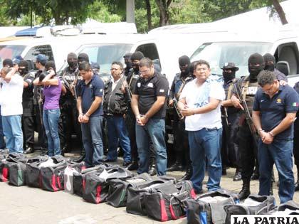 Falsos periodistas de Televisa detenidos con dólares ocultos en camionetas con logos de Televisa 
/nicaraguaymasespanol.blogspot.com