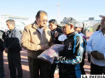 Santos Tito hace la entrega simbólica de los uniformes a la banda 