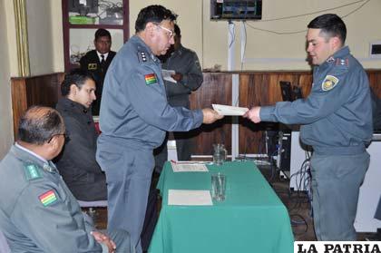 El coronel René Sanjinés entregó certificados a participantes del curso de capacitación