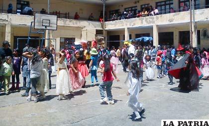 Niños y niñas de la unidad educativa María Quiroz se anticiparon al festejo del “Día del Estudiante”