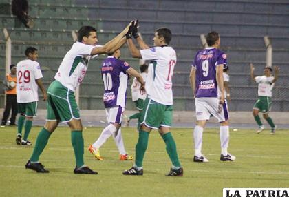Cristian Pulido y Rolando Campos celebran el segundo gol de Petrolero (foto: APG)