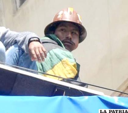 Héctor Choque cuando se encontraba en el techo del Sindicato Mixto de Trabajadores Mineros de Colquiri observando la marcha de los cooperativistas /ABI